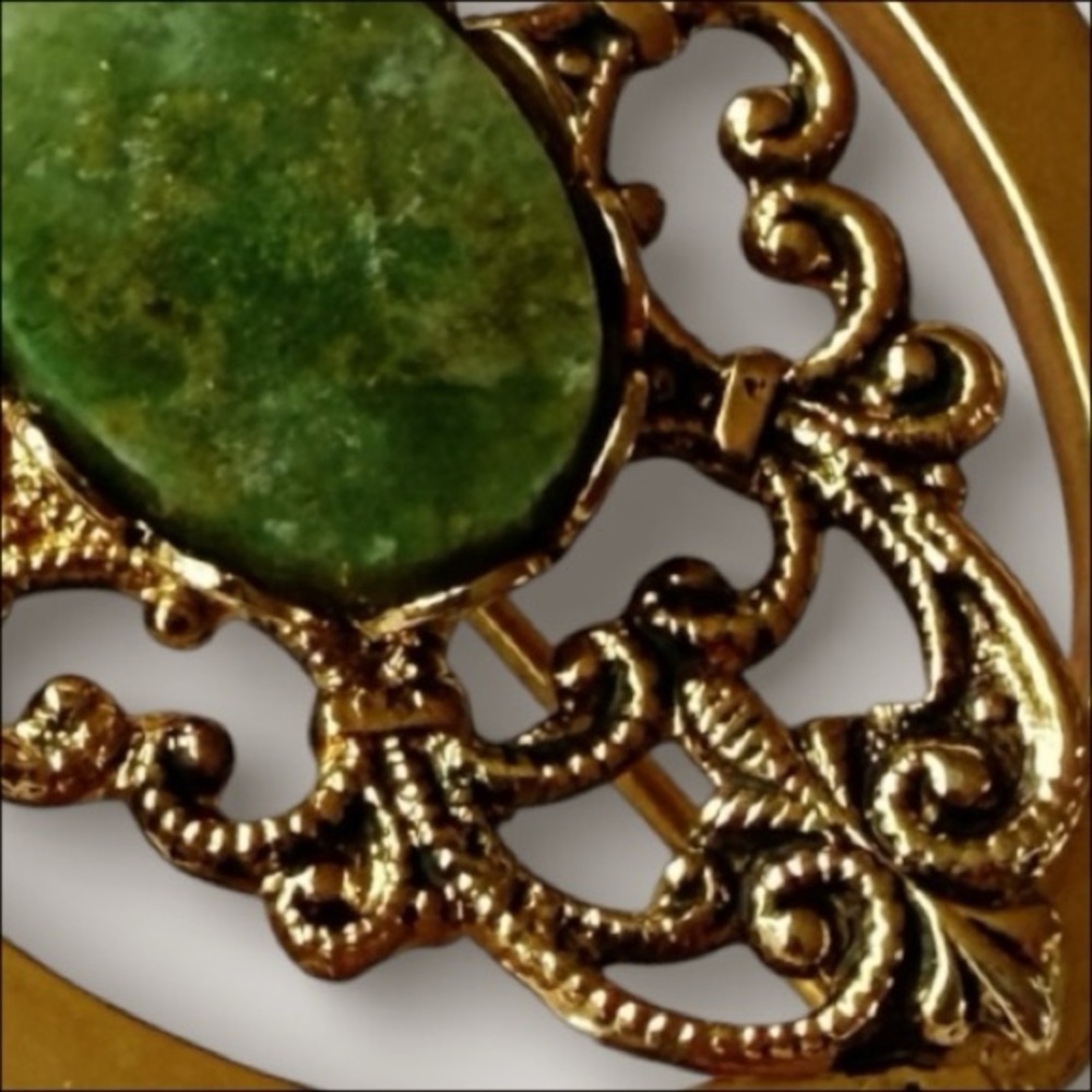 Vintage Gold Tone Filigree Brooch, Jade-like Green Cabochon, Mid‑Century Pin - Picture 8 of 11
